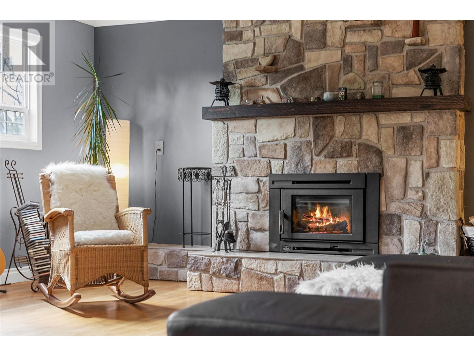 1640 Galt Crescent, Revelstoke, BC - Indoor Photo Showing Living Room With Fireplace