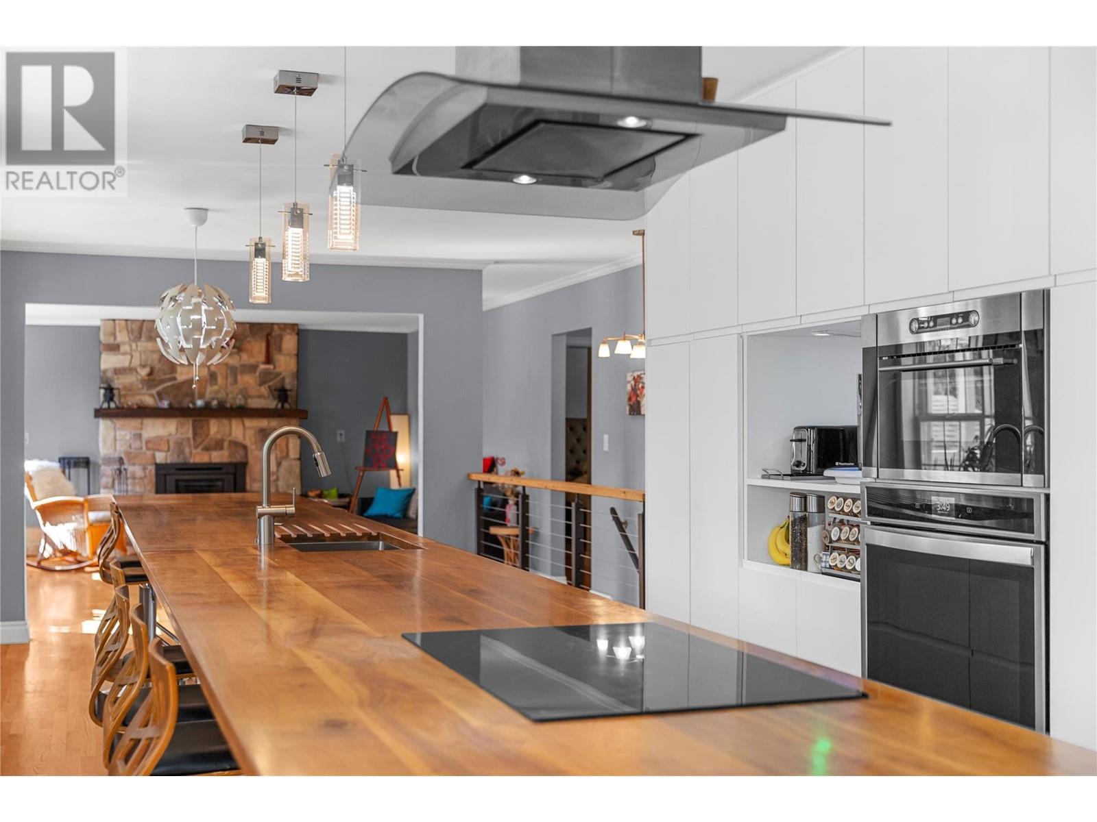 1640 Galt Crescent, Revelstoke, BC - Indoor Photo Showing Kitchen