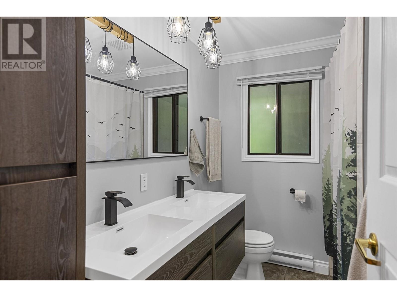 Main Bath - 1640 Galt Crescent, Revelstoke, BC - Indoor Photo Showing Bathroom