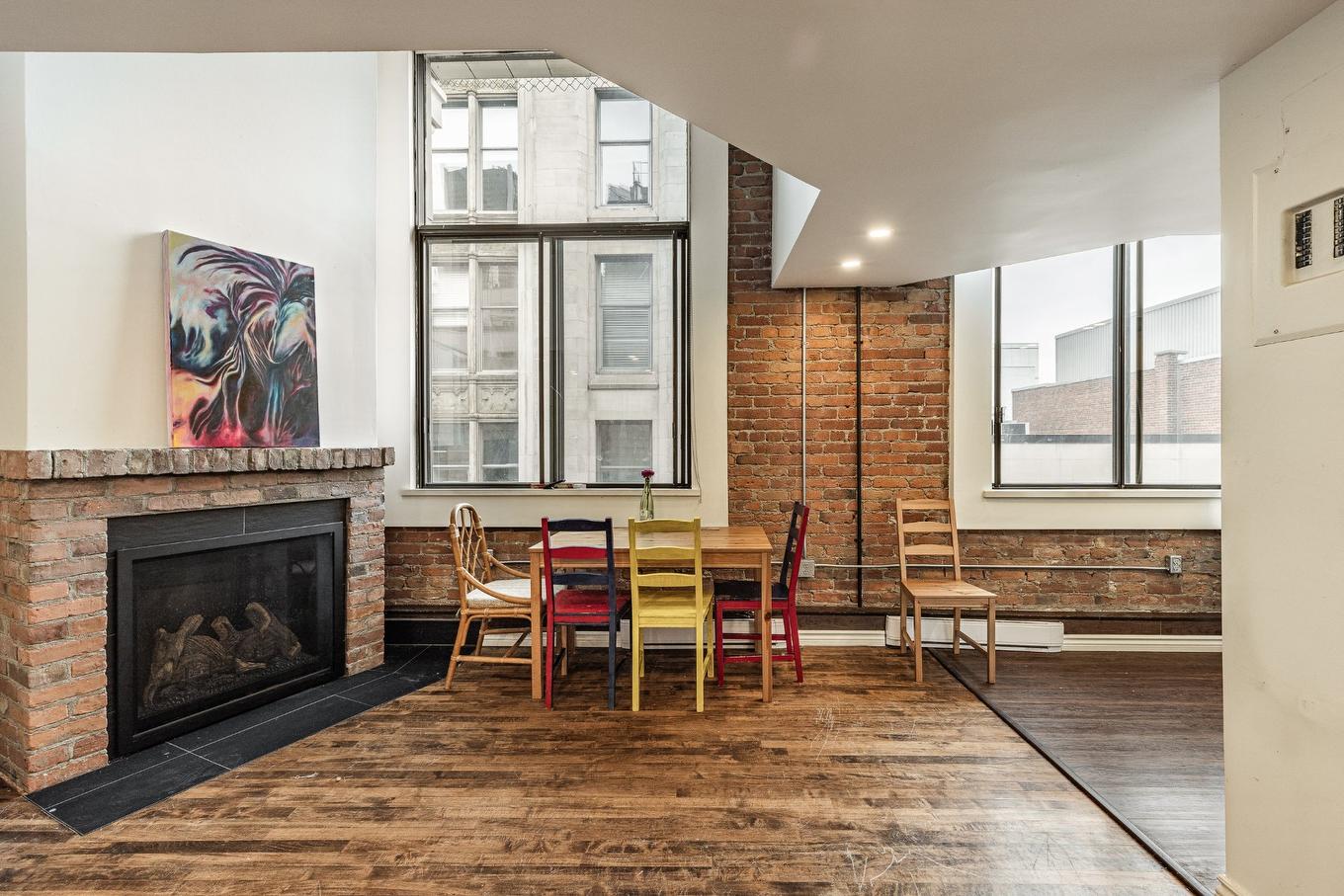 Salon - 402-460 Rue St-Jean, Montréal (Ville-Marie), QC - Indoor With Fireplace