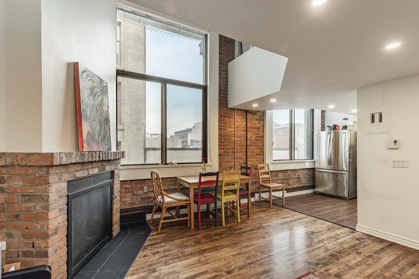 Salon - 402-460 Rue St-Jean, Montréal (Ville-Marie), QC - Indoor With Fireplace