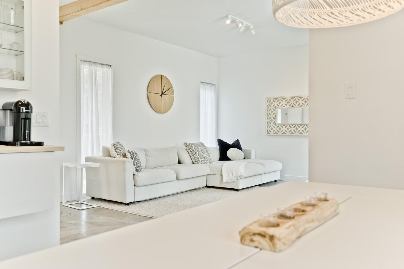 Vue d'ensemble - 145 Ch. Hivernon, Sutton, QC - Indoor Photo Showing Other Room