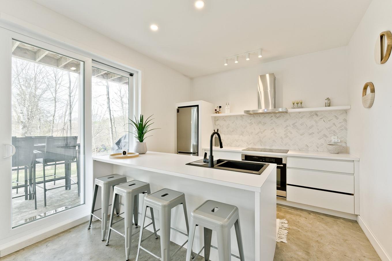 Cuisine - 145 Ch. Hivernon, Sutton, QC - Indoor Photo Showing Kitchen