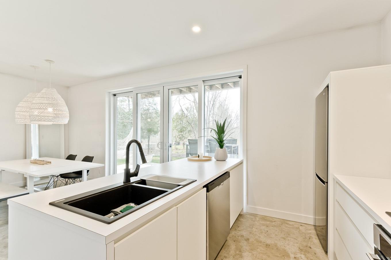 Cuisine - 145 Ch. Hivernon, Sutton, QC - Indoor Photo Showing Kitchen With Double Sink