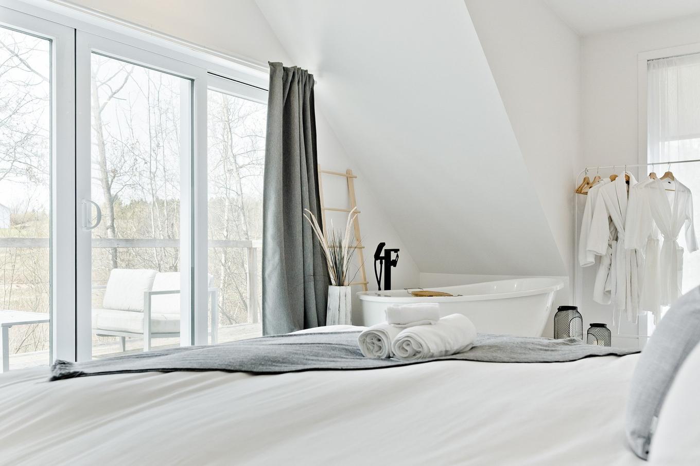 Chambre à coucher - 145 Ch. Hivernon, Sutton, QC - Indoor Photo Showing Bedroom