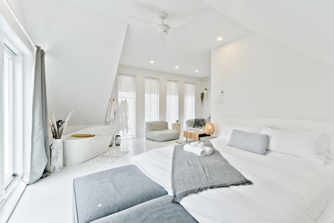 Vue d'ensemble - 145 Ch. Hivernon, Sutton, QC - Indoor Photo Showing Bathroom