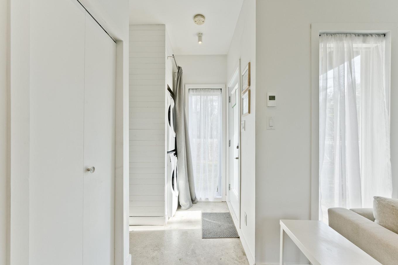 Hall d'entrée/Vestibule - 145 Ch. Hivernon, Sutton, QC - Indoor Photo Showing Other Room