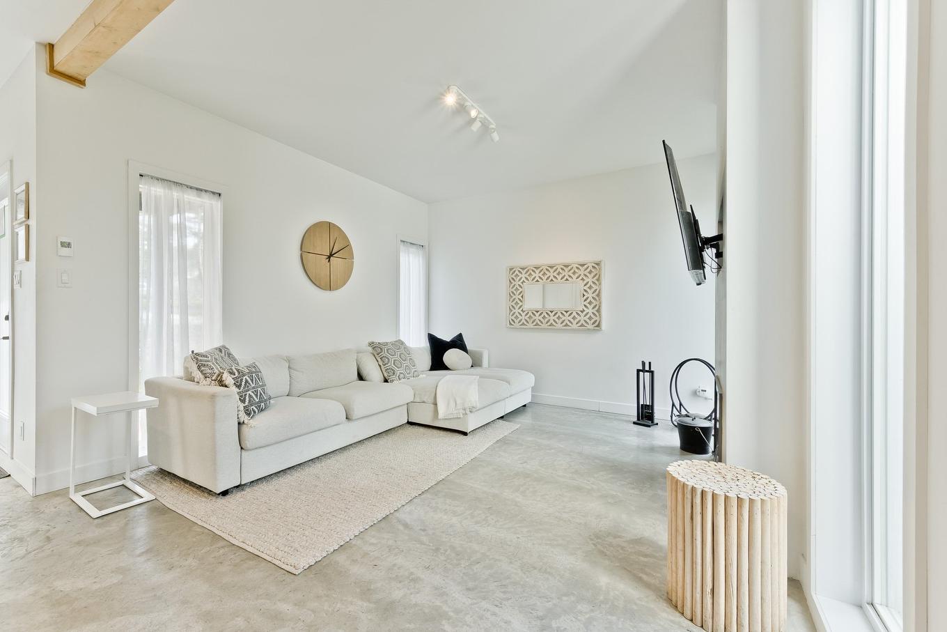 Salon - 145 Ch. Hivernon, Sutton, QC - Indoor Photo Showing Living Room