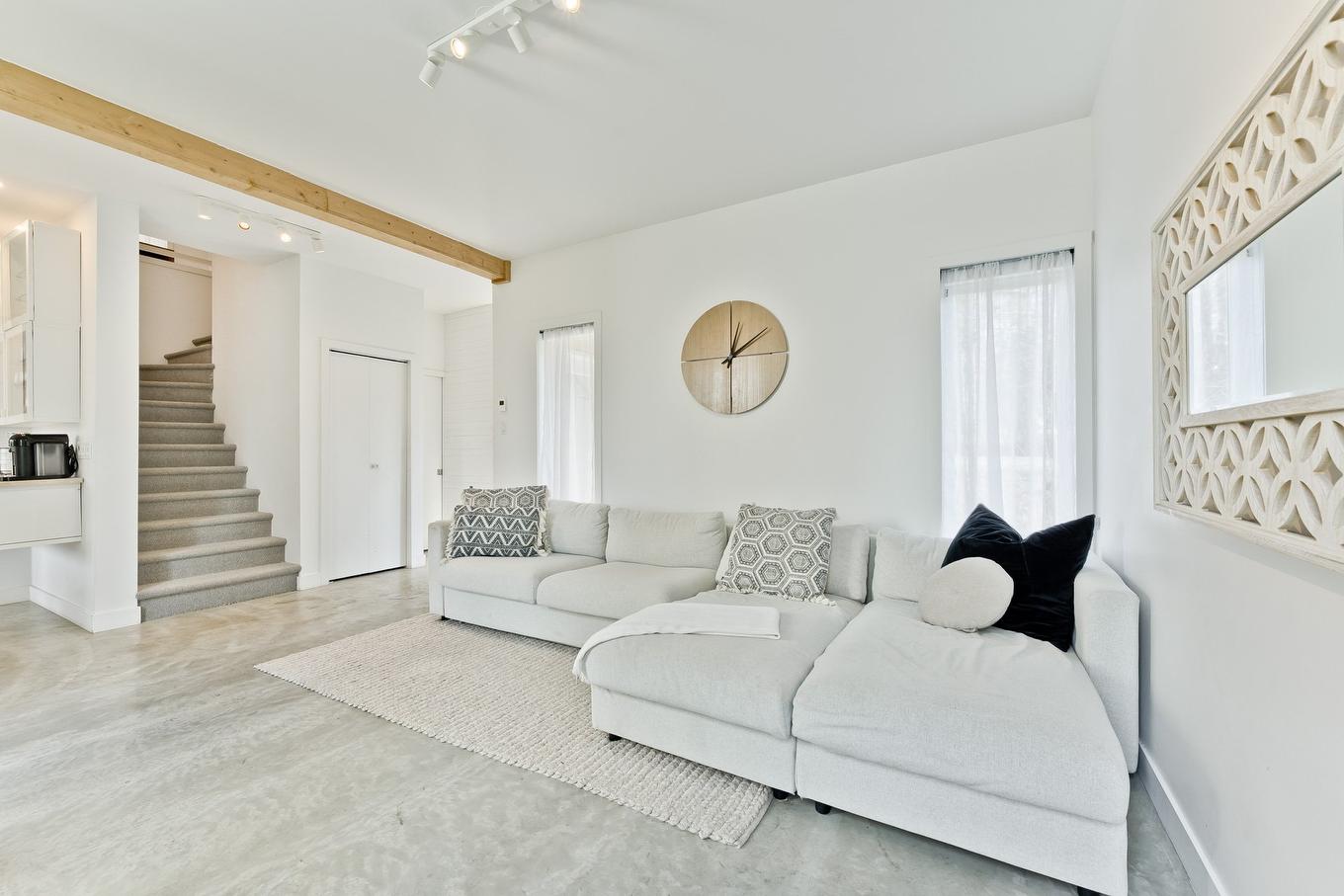 Salon - 145 Ch. Hivernon, Sutton, QC - Indoor Photo Showing Living Room