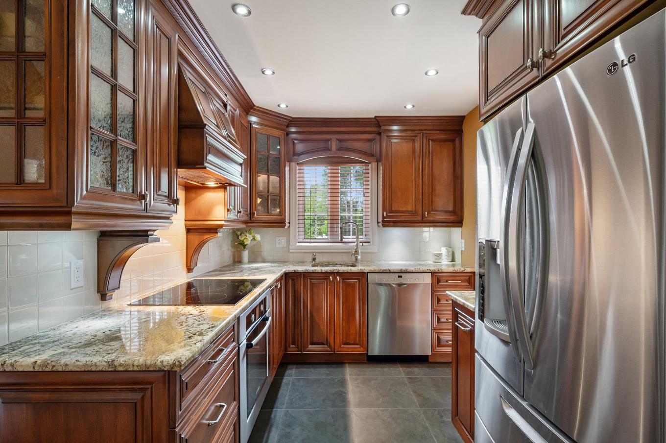 Cuisine - 1334 Rue Des Peupliers, Mont-Saint-Hilaire, QC - Indoor Photo Showing Kitchen With Double Sink With Upgraded Kitchen
