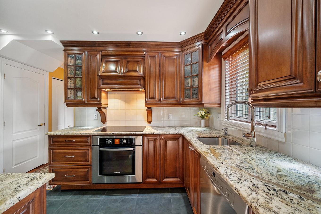 Cuisine - 1334 Rue Des Peupliers, Mont-Saint-Hilaire, QC - Indoor Photo Showing Kitchen