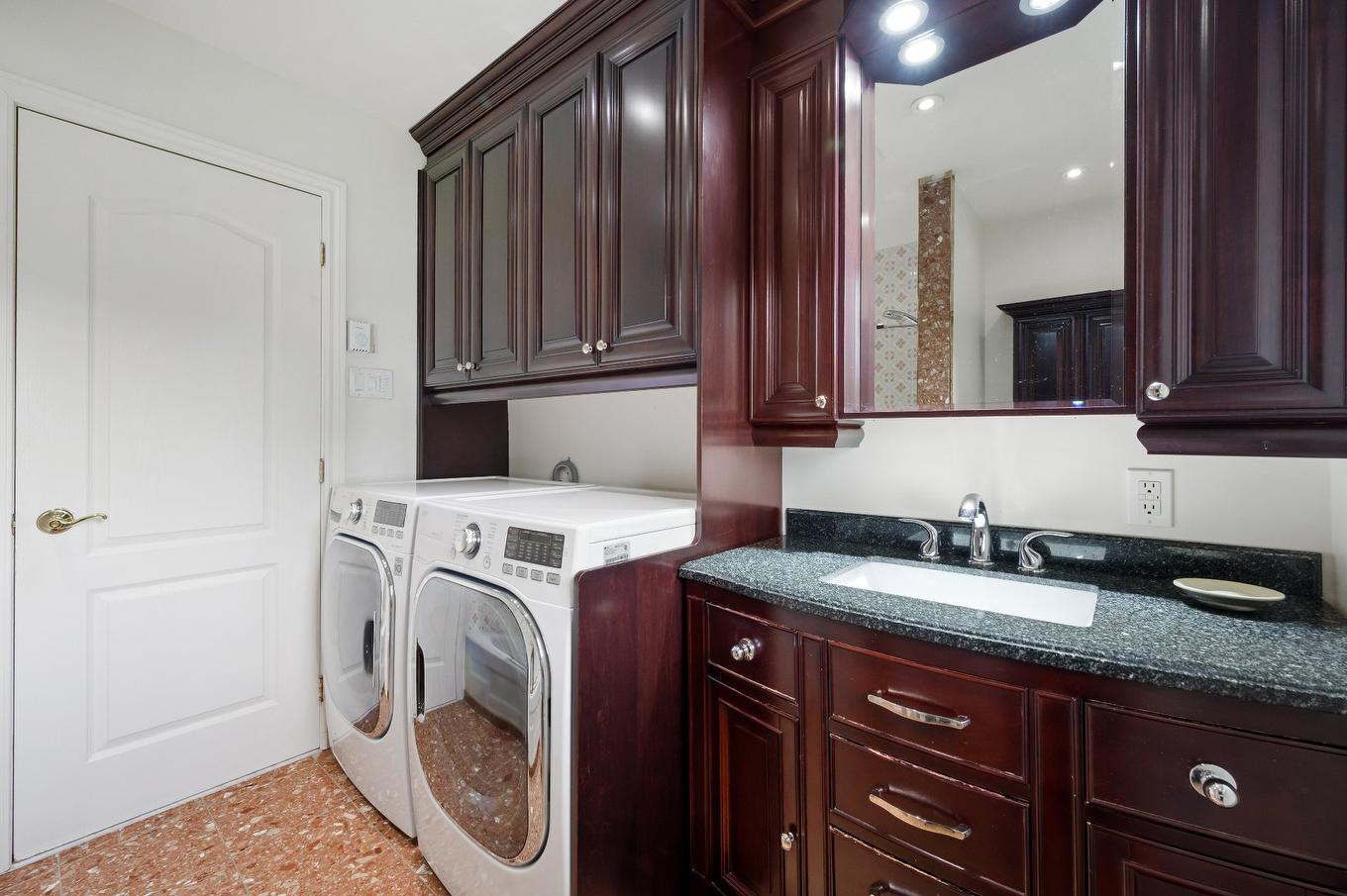 Salle de bains - 1334 Rue Des Peupliers, Mont-Saint-Hilaire, QC - Indoor Photo Showing Laundry Room