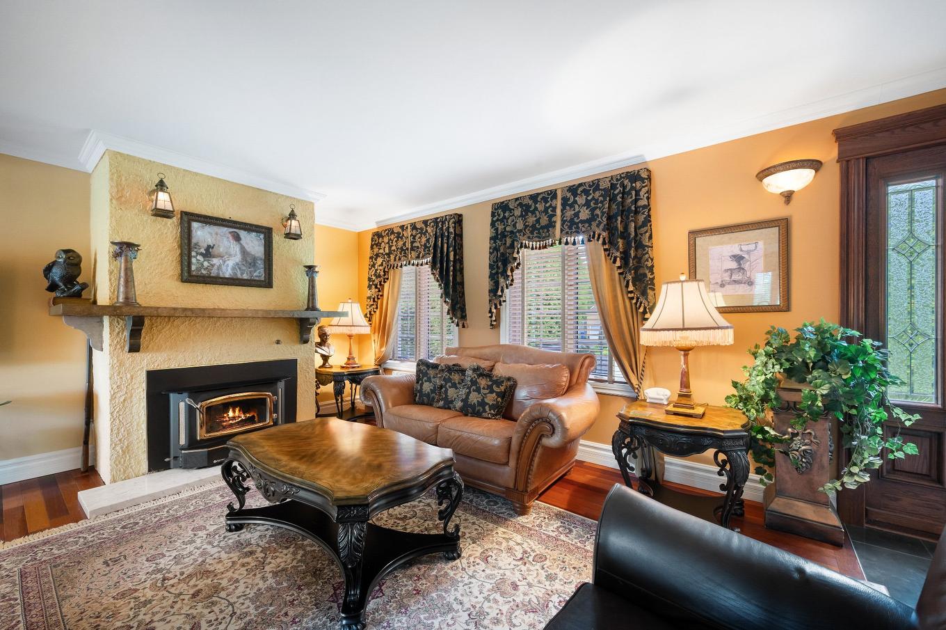 Salon - 1334 Rue Des Peupliers, Mont-Saint-Hilaire, QC - Indoor Photo Showing Living Room With Fireplace