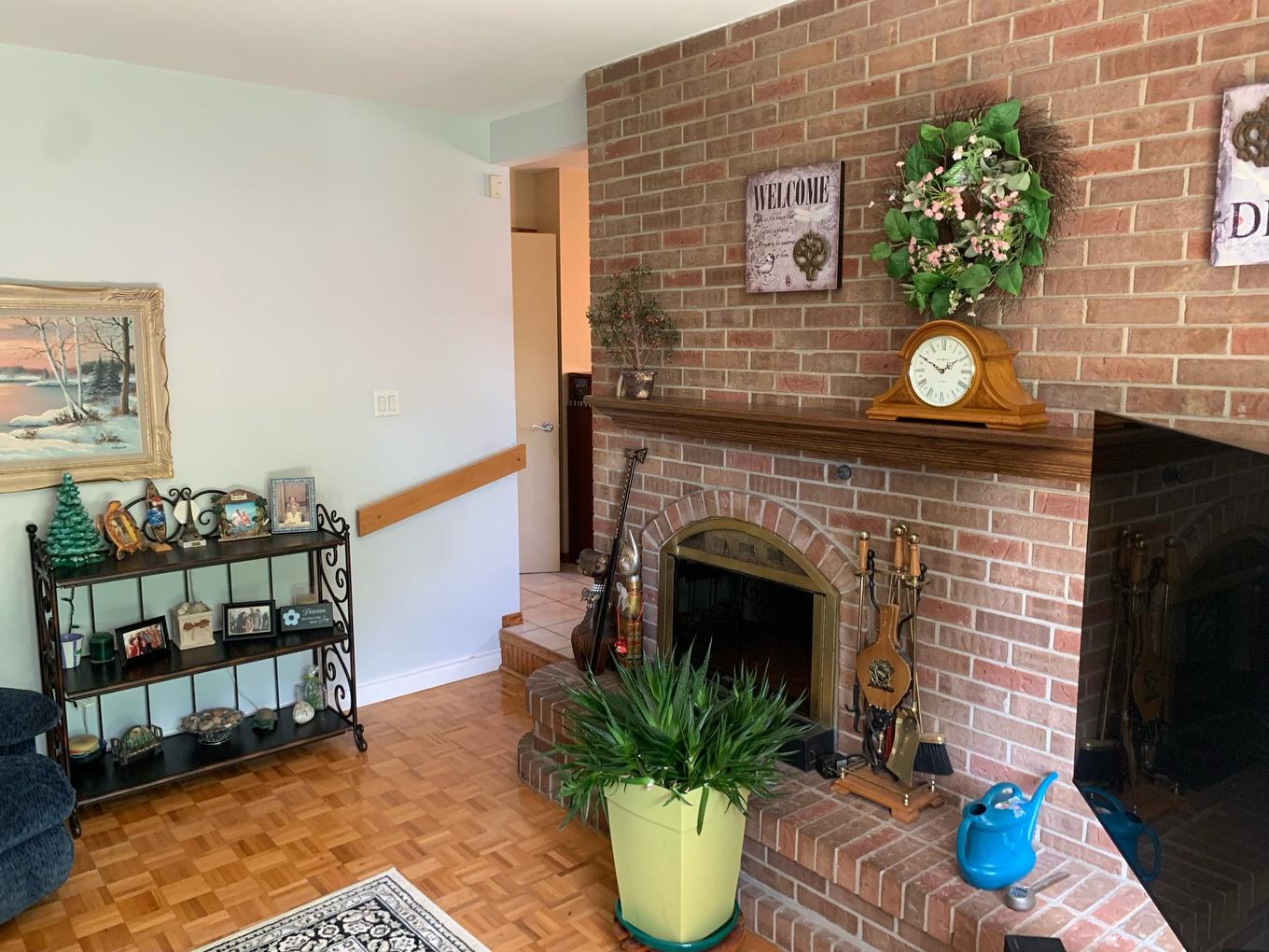 Family room - 46 Rue De Saratoga, Kirkland, QC - Indoor With Fireplace