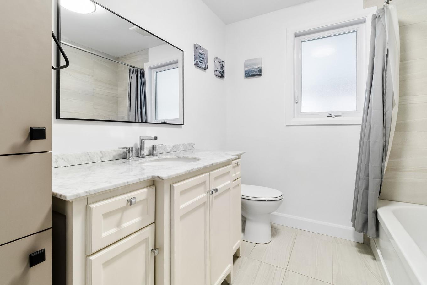 Salle de bains - 3840 Rue De Cambrai, Laval (Saint-François), QC - Indoor Photo Showing Bathroom