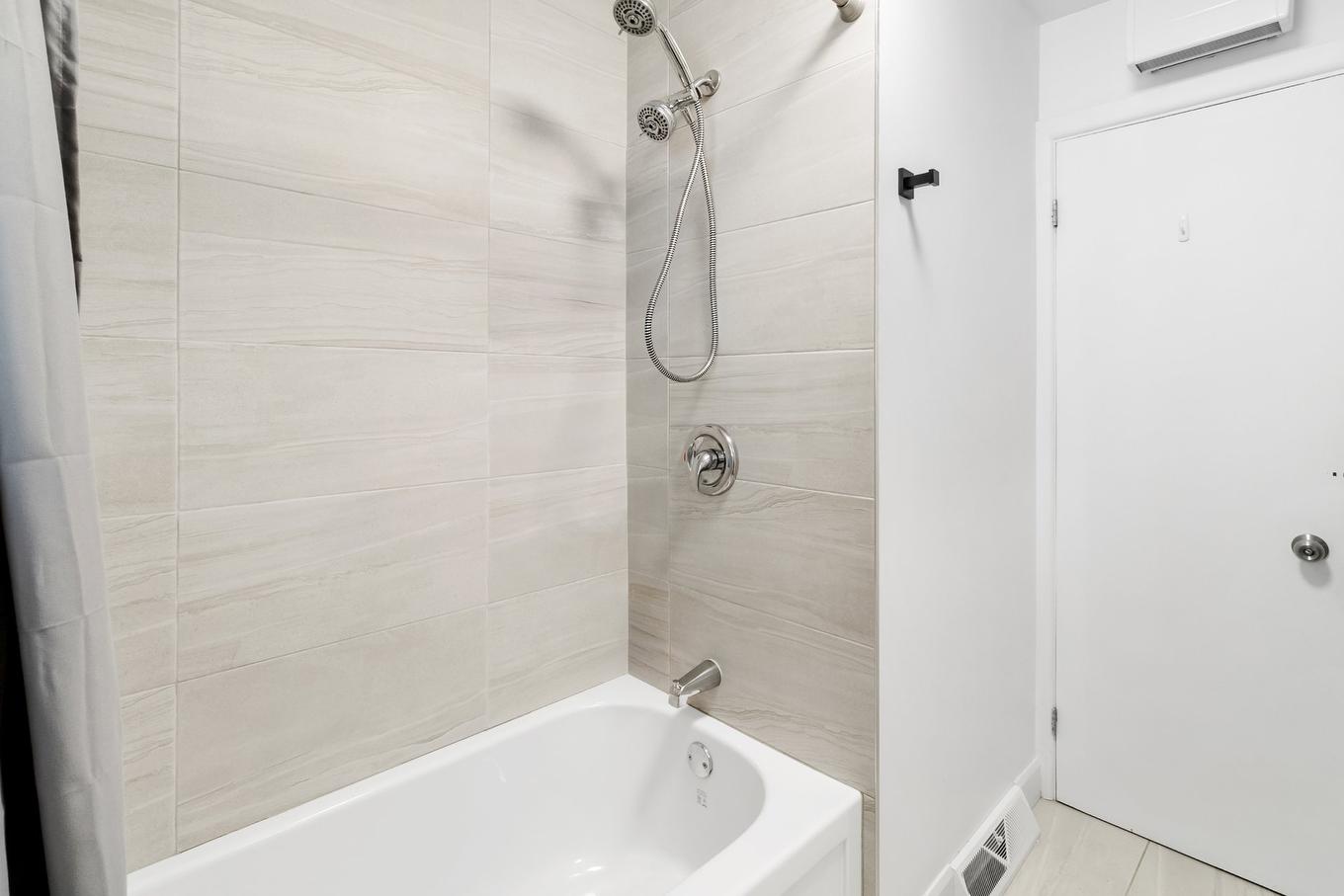 Salle de bains - 3840 Rue De Cambrai, Laval (Saint-François), QC - Indoor Photo Showing Bathroom