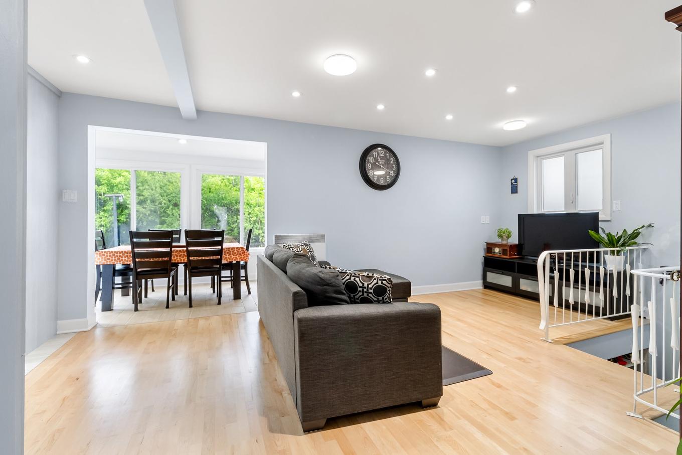 Salon - 3840 Rue De Cambrai, Laval (Saint-François), QC - Indoor