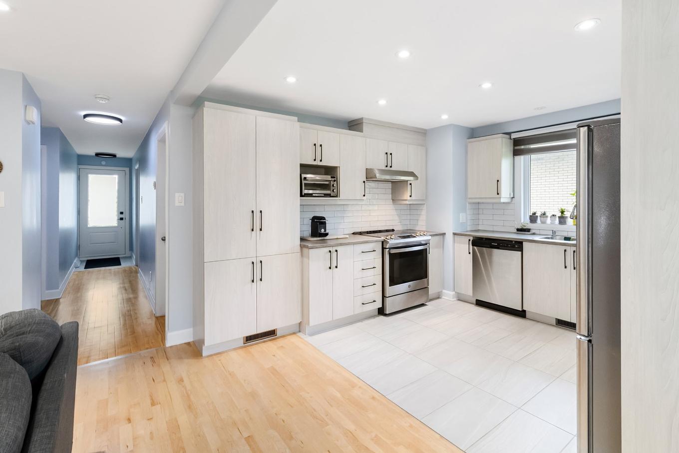 Cuisine - 3840 Rue De Cambrai, Laval (Saint-François), QC - Indoor Photo Showing Kitchen With Upgraded Kitchen