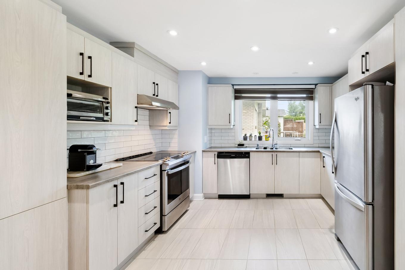 Cuisine - 3840 Rue De Cambrai, Laval (Saint-François), QC - Indoor Photo Showing Kitchen With Double Sink With Upgraded Kitchen