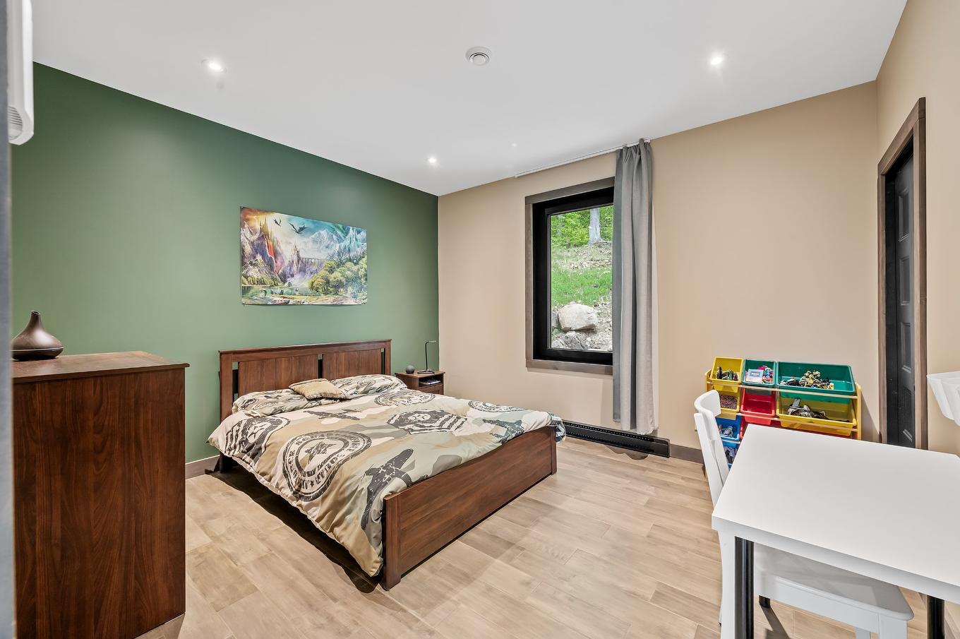 Bedroom - 139 Mtée Des Samares, Sainte-Agathe-Des-Monts, QC - Indoor Photo Showing Bedroom