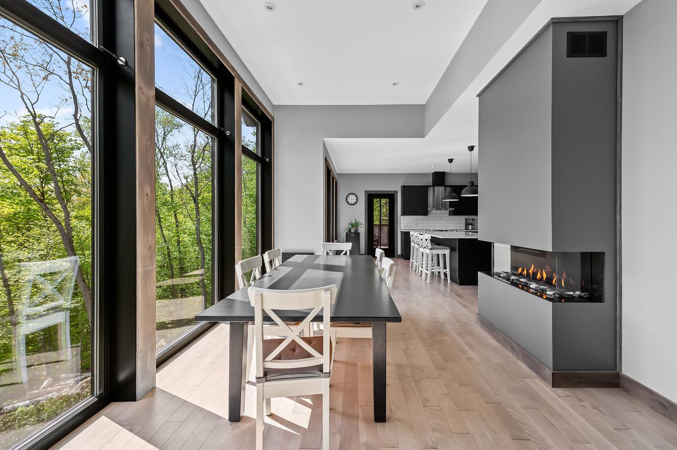 Dining room - 139 Mtée Des Samares, Sainte-Agathe-Des-Monts, QC - Indoor Photo Showing Other Room With Fireplace