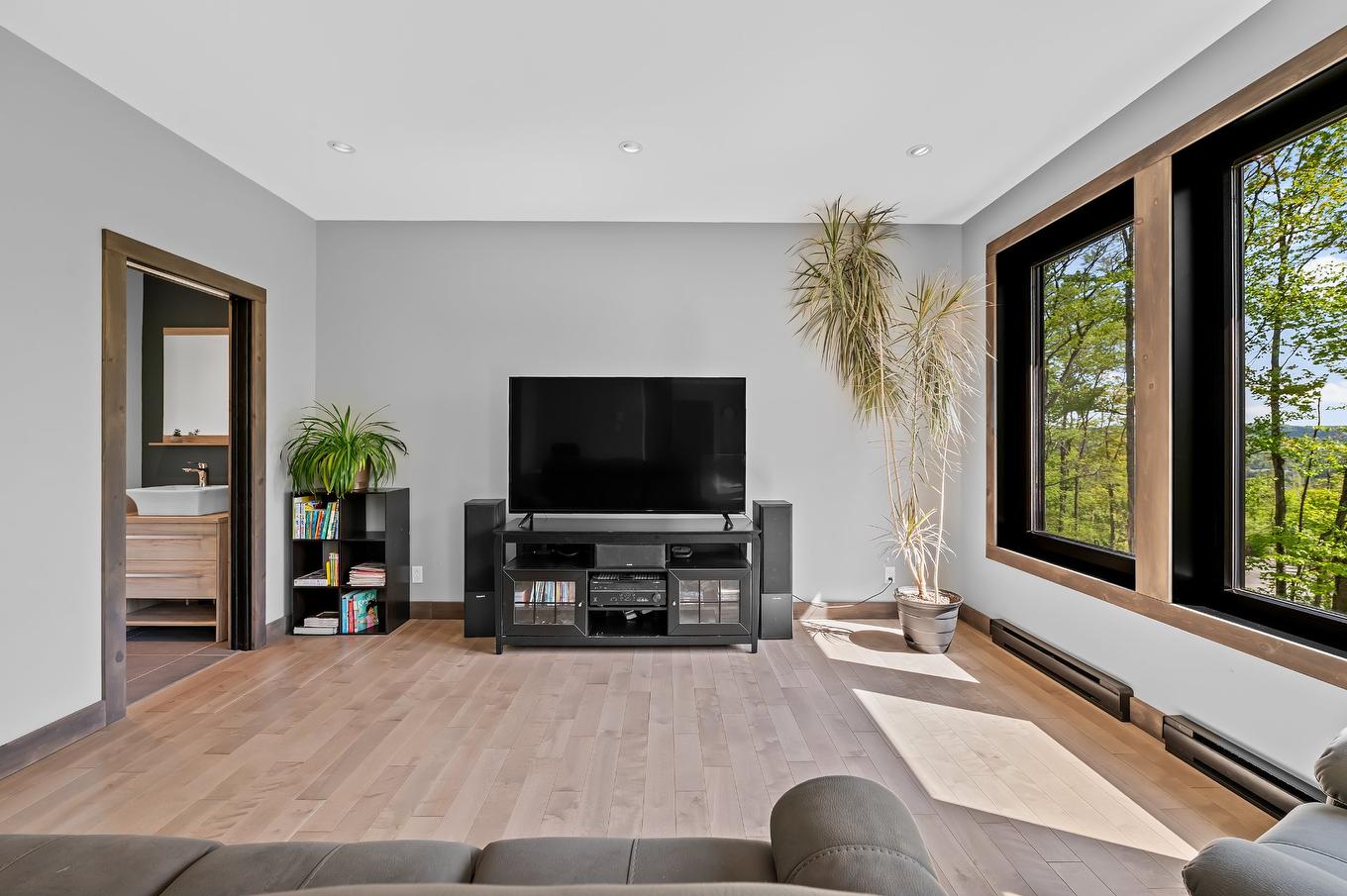 Family room - 139 Mtée Des Samares, Sainte-Agathe-Des-Monts, QC - Indoor Photo Showing Living Room