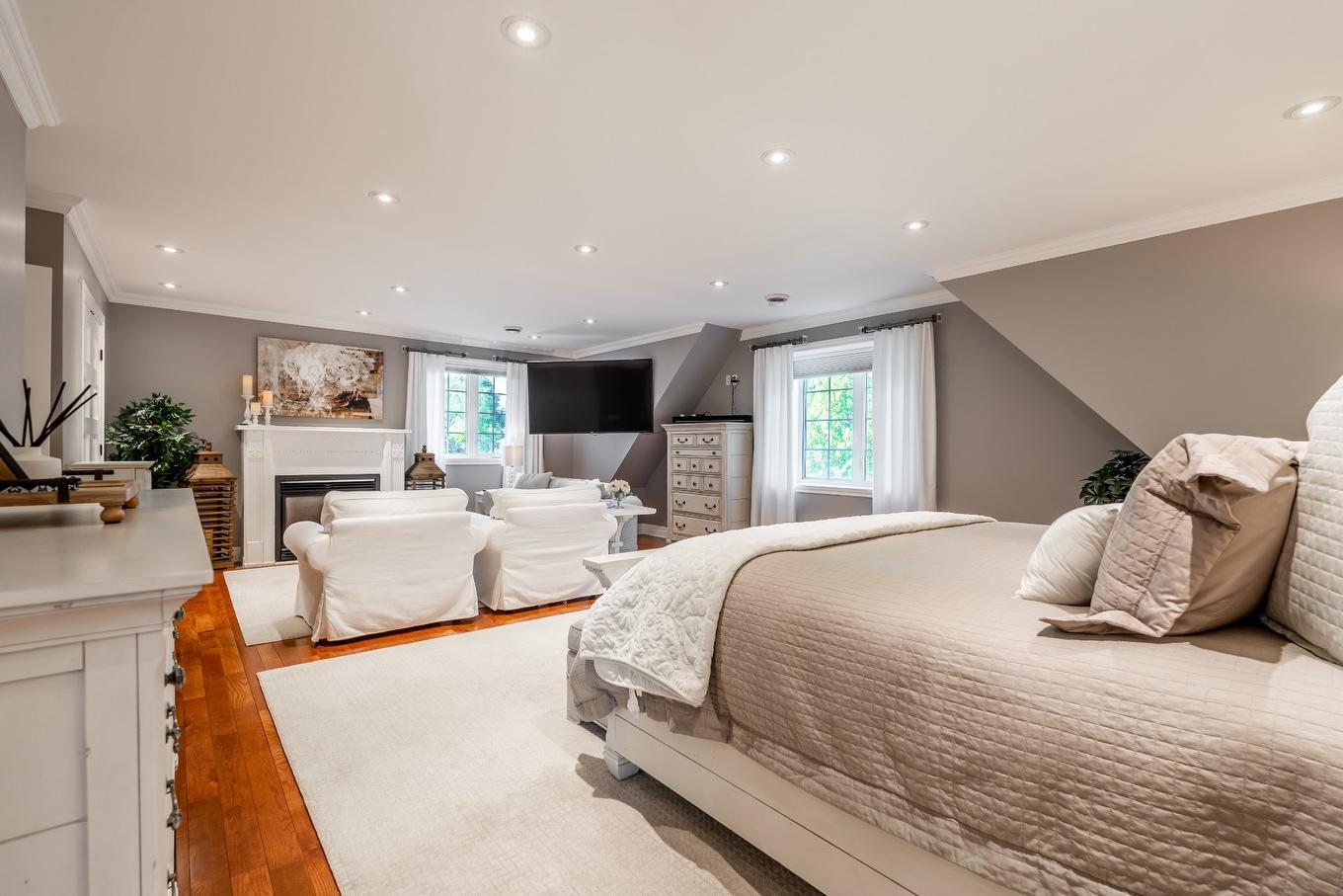 Chambre à coucher principale - 264 Brighton Drive, Beaconsfield, QC - Indoor Photo Showing Bedroom With Fireplace