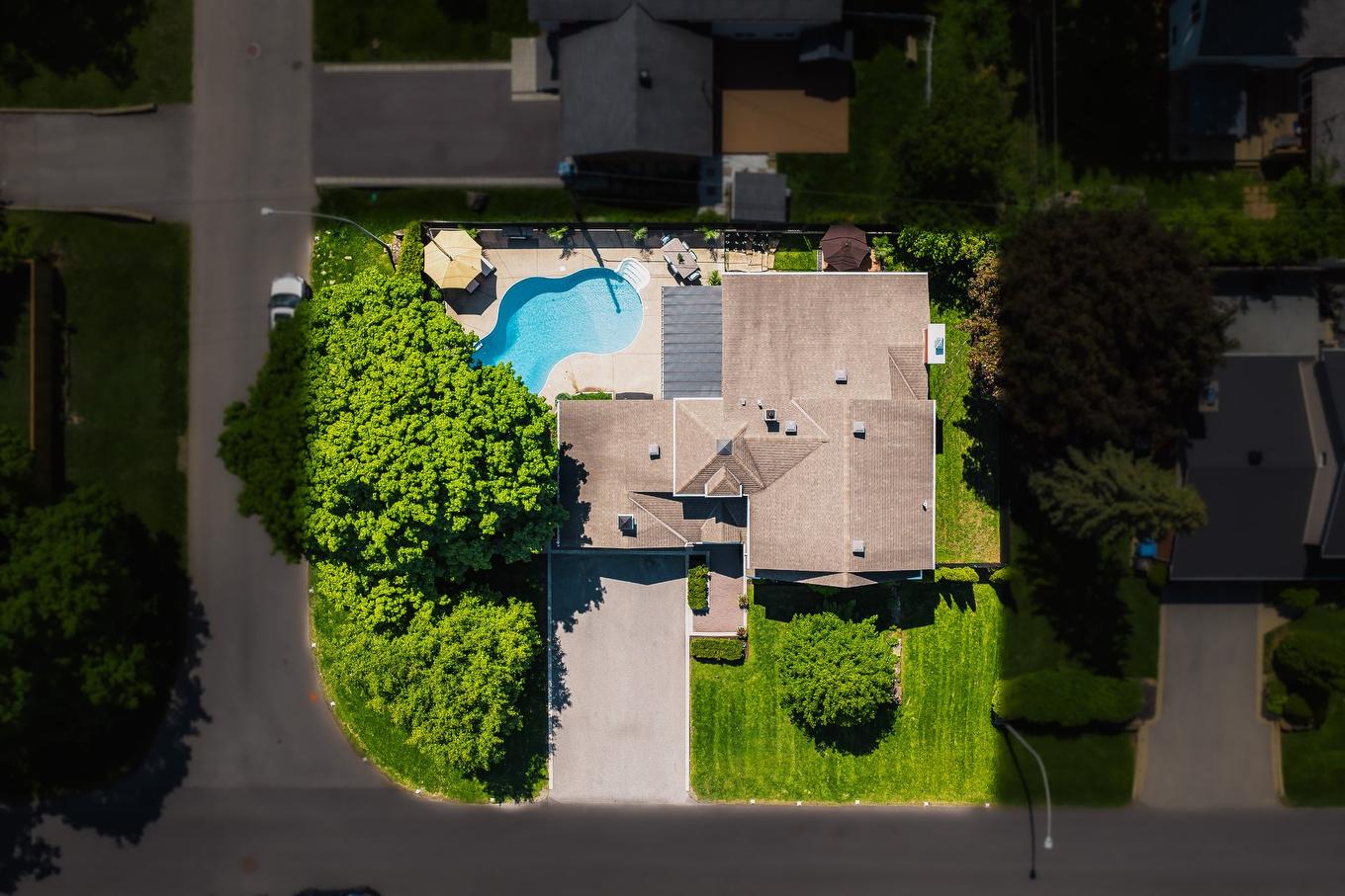 Vue d'ensemble - 264 Brighton Drive, Beaconsfield, QC - Outdoor With In Ground Pool
