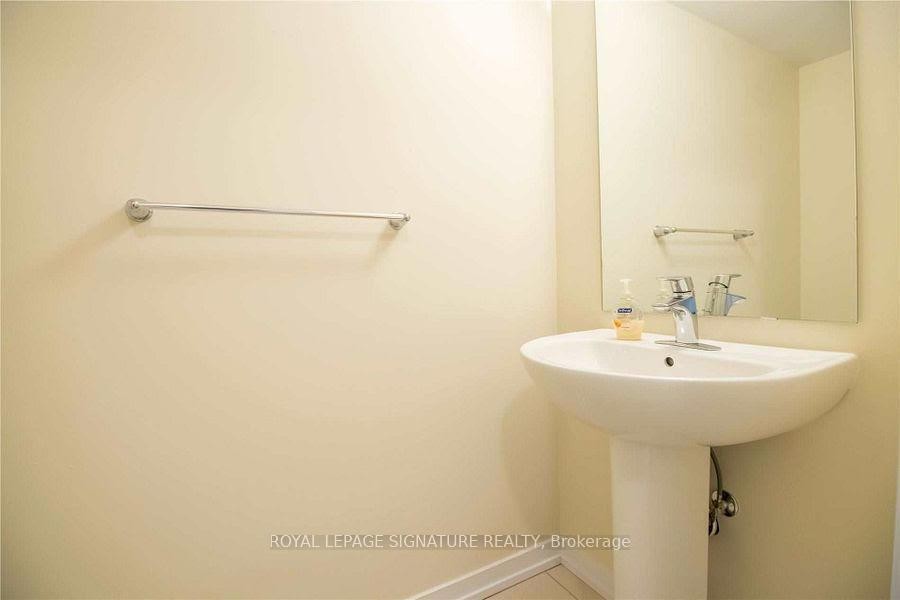 76 Scarletwood Street, Hamilton, ON - Indoor Photo Showing Bathroom