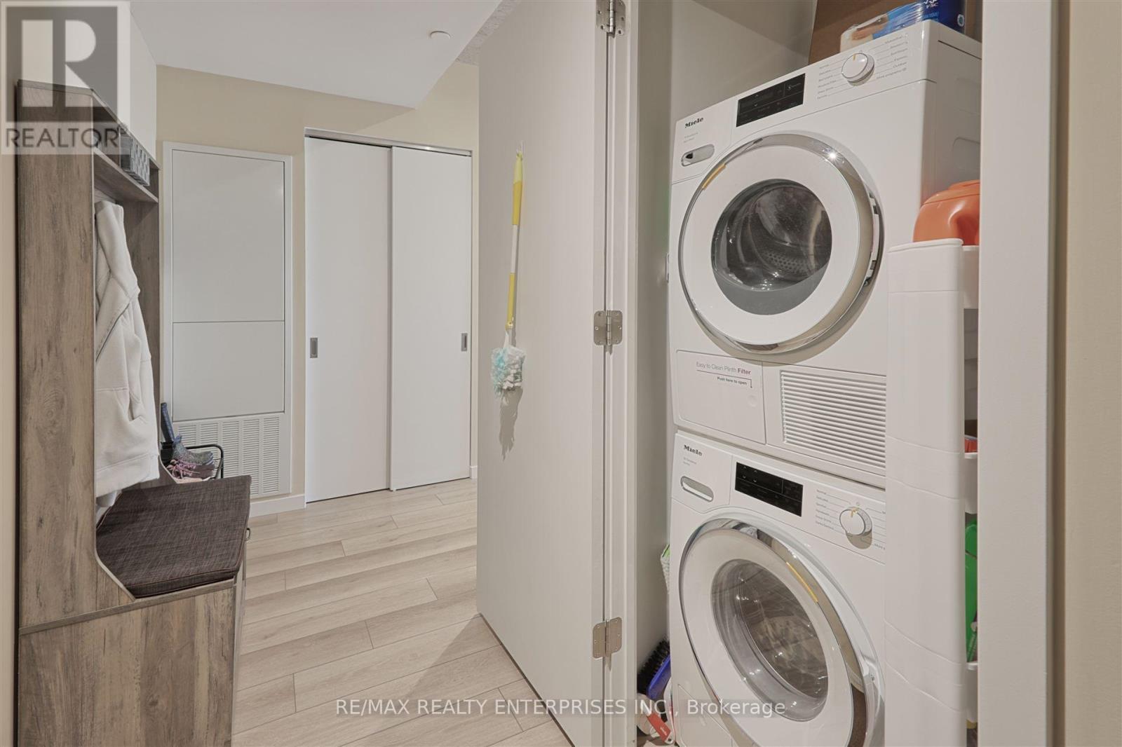 410 - 7 Smith Crescent, Toronto, ON - Indoor Photo Showing Laundry Room