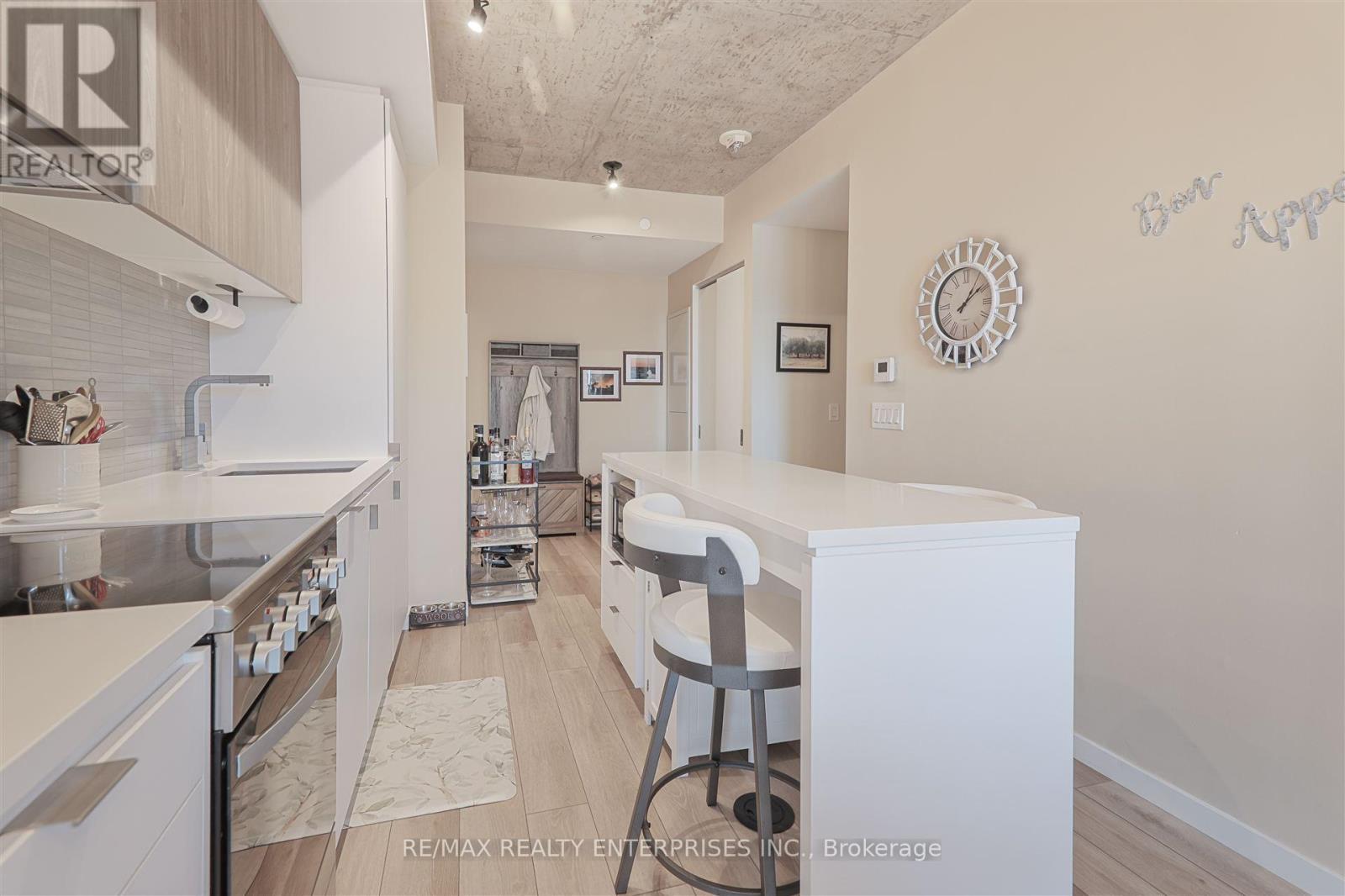 410 - 7 Smith Crescent, Toronto, ON - Indoor Photo Showing Kitchen