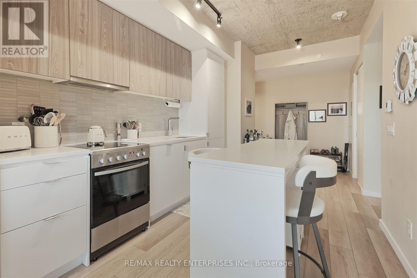 410 - 7 Smith Crescent, Toronto, ON - Indoor Photo Showing Kitchen