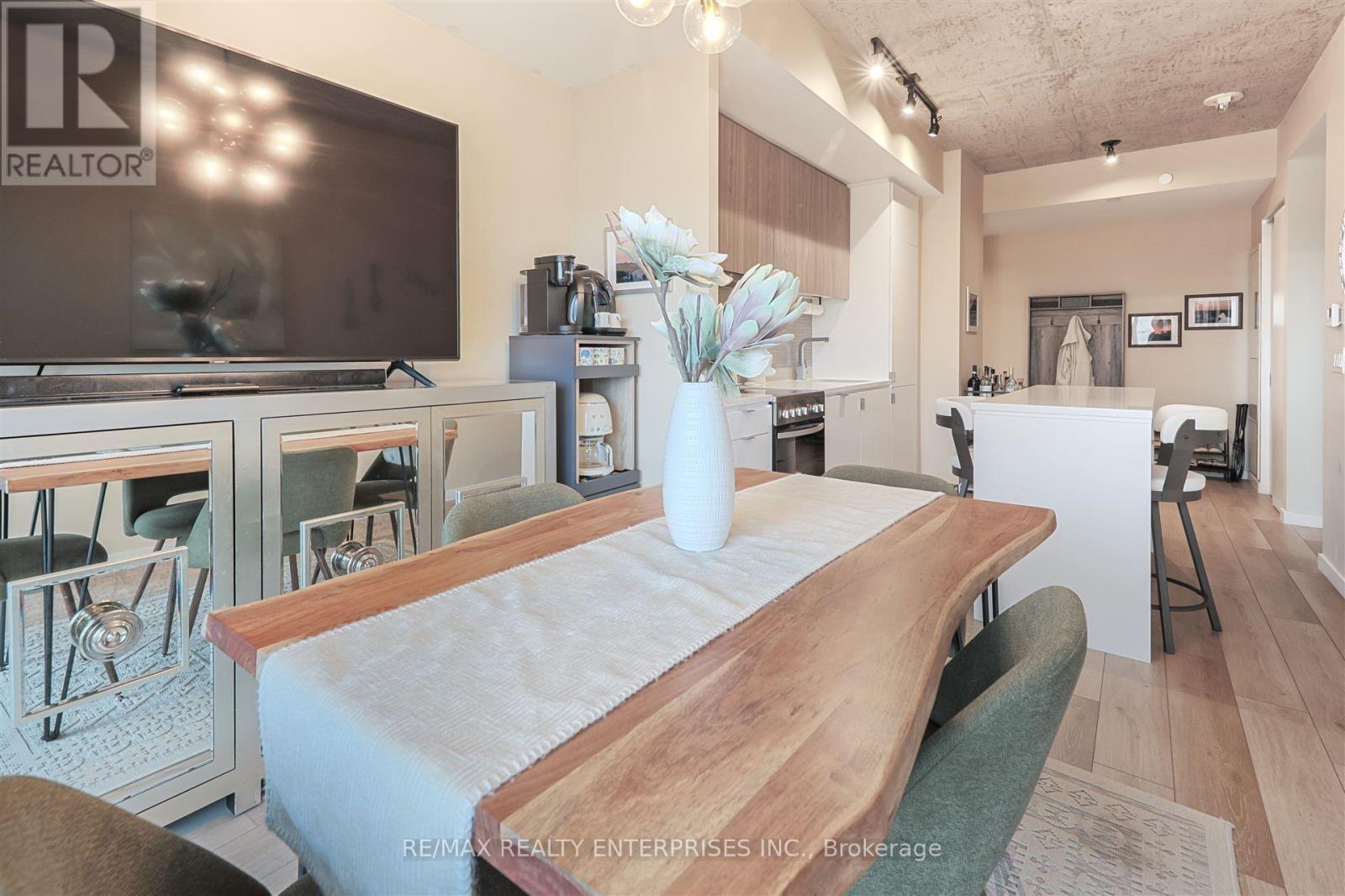 410 - 7 Smith Crescent, Toronto, ON - Indoor