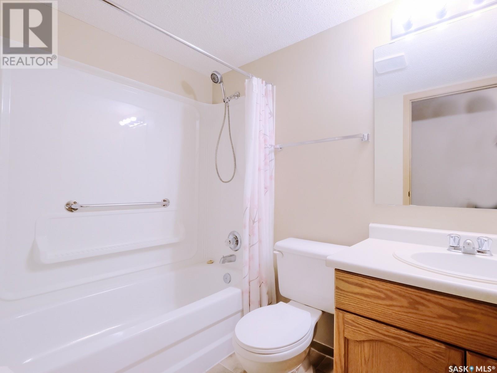 101 114 Third Avenue E, Rosetown, SK - Indoor Photo Showing Bathroom