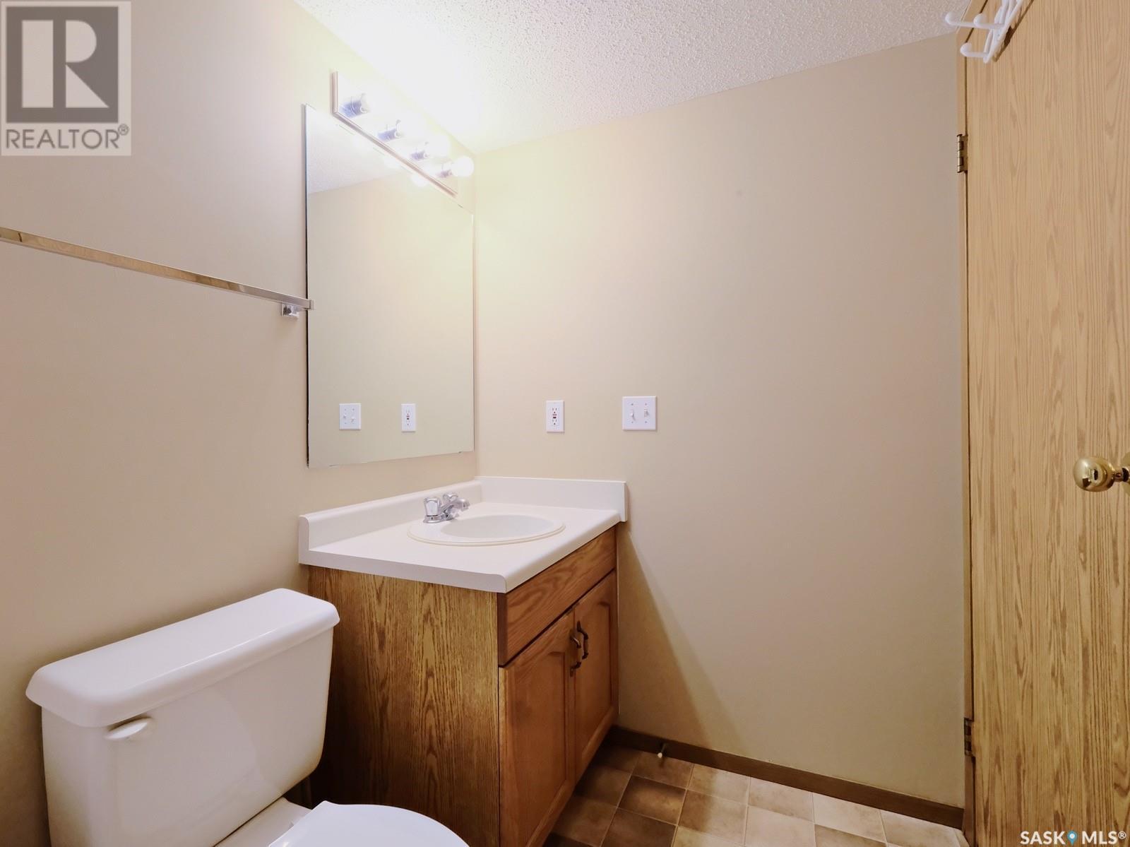 101 114 Third Avenue E, Rosetown, SK - Indoor Photo Showing Bathroom