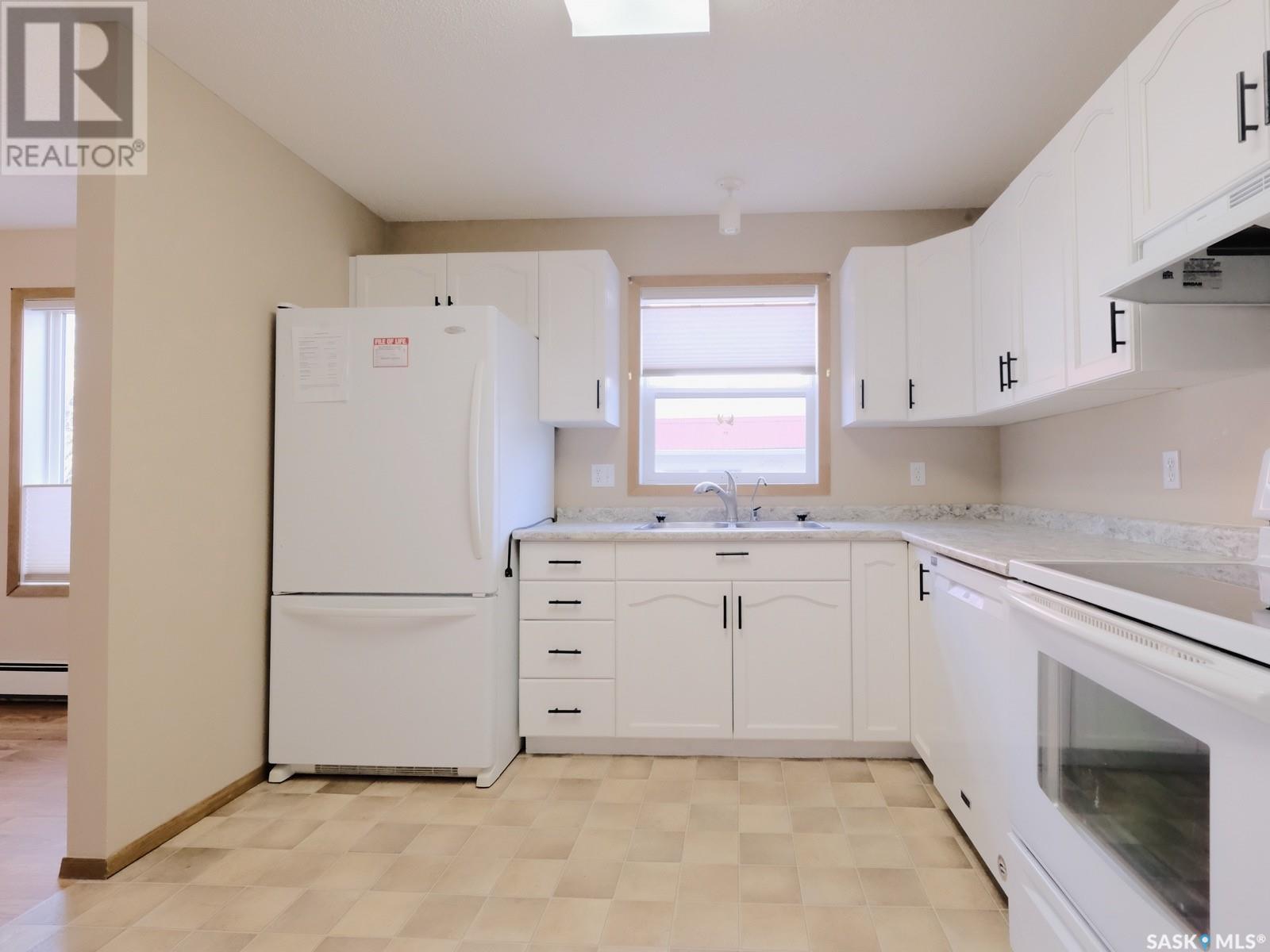 101 114 Third Avenue E, Rosetown, SK - Indoor Photo Showing Kitchen With Double Sink