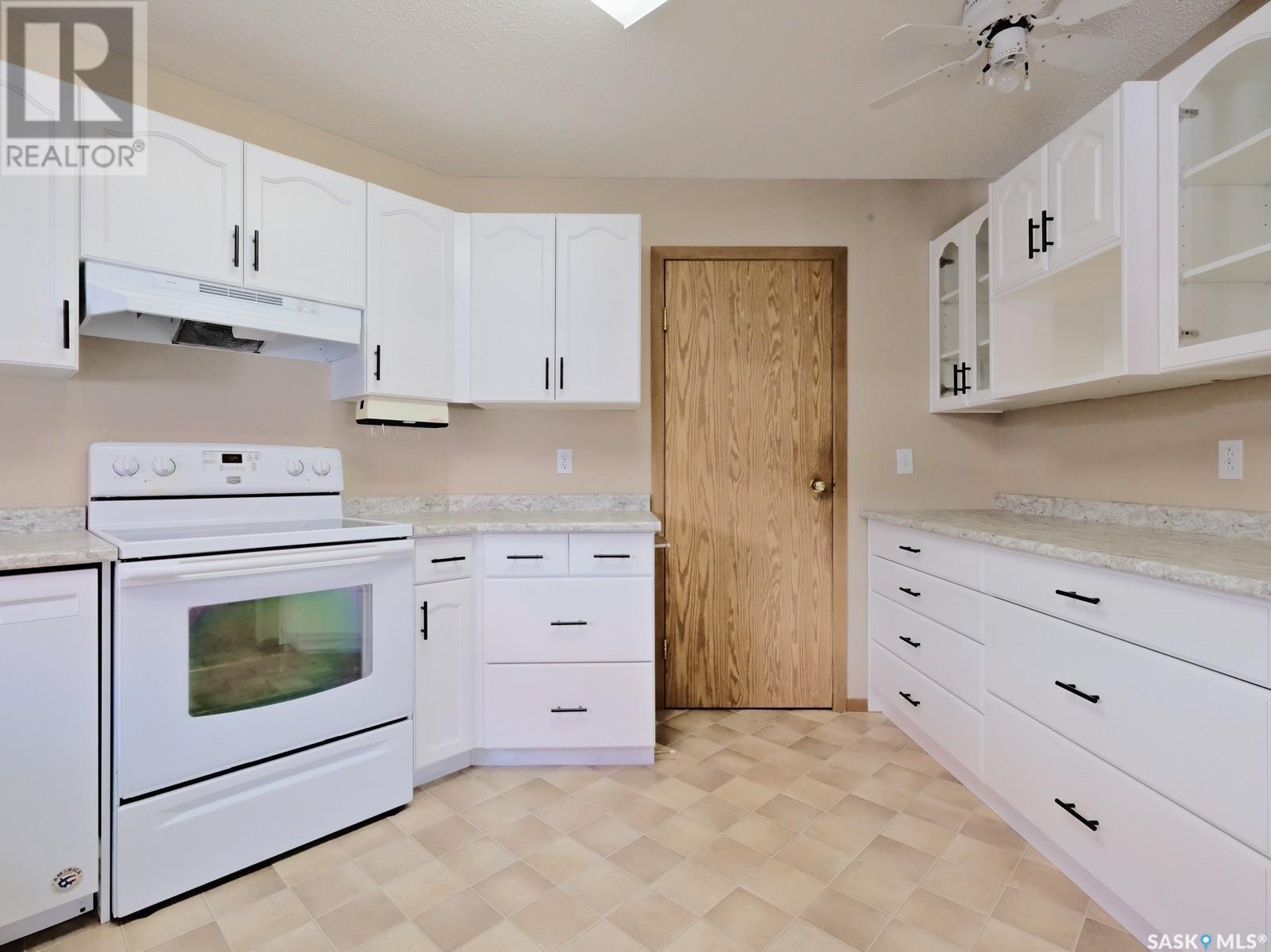 101 114 Third Avenue E, Rosetown, SK - Indoor Photo Showing Kitchen