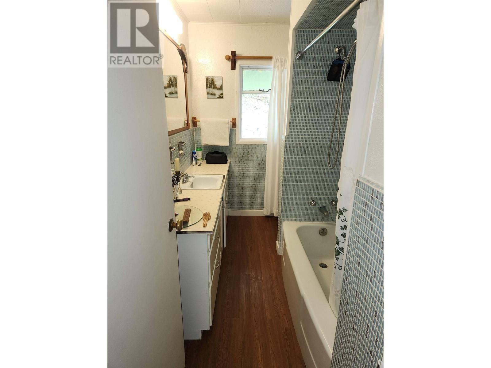 102 Garden Drive, Bella Coola, BC - Indoor Photo Showing Bathroom