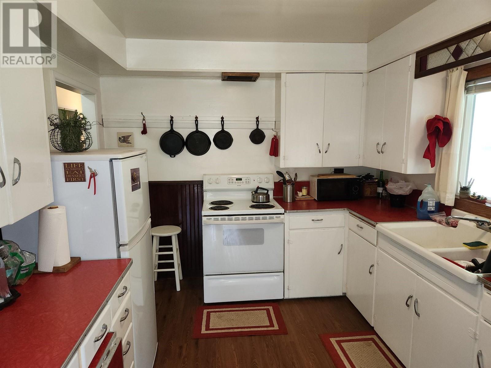 102 Garden Drive, Bella Coola, BC - Indoor Photo Showing Kitchen