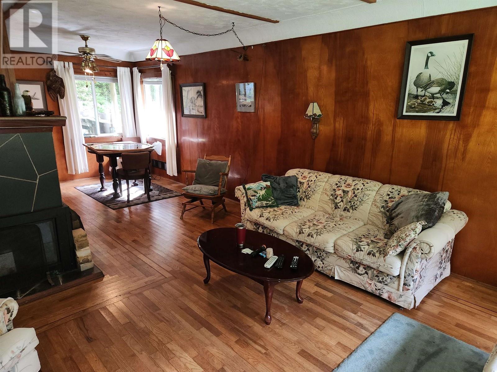 102 Garden Drive, Bella Coola, BC - Indoor Photo Showing Living Room