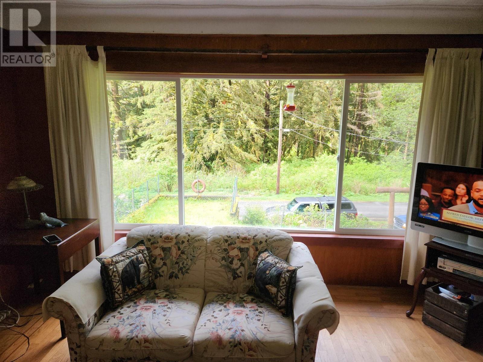102 Garden Drive, Bella Coola, BC - Indoor Photo Showing Living Room