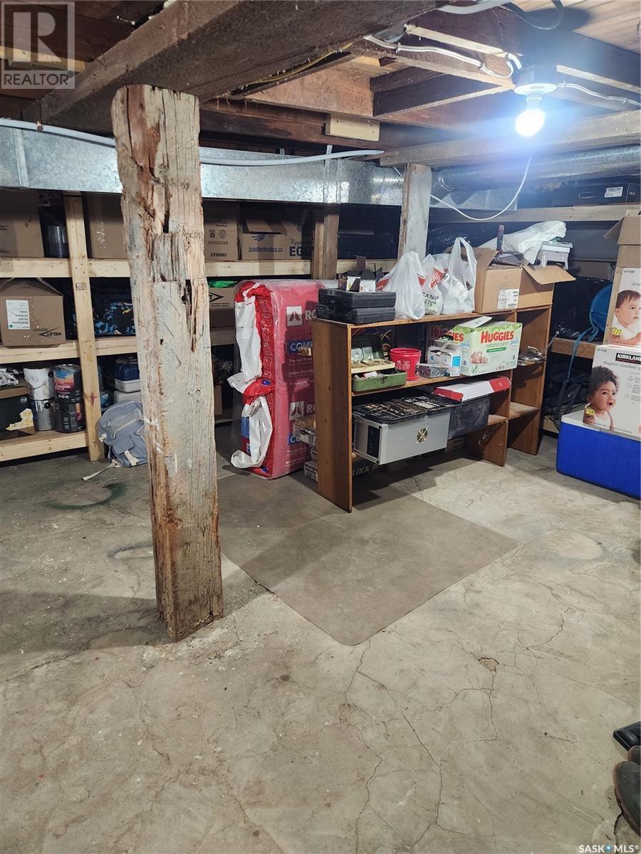 101 Centre Street, Frontier, SK - Indoor Photo Showing Garage