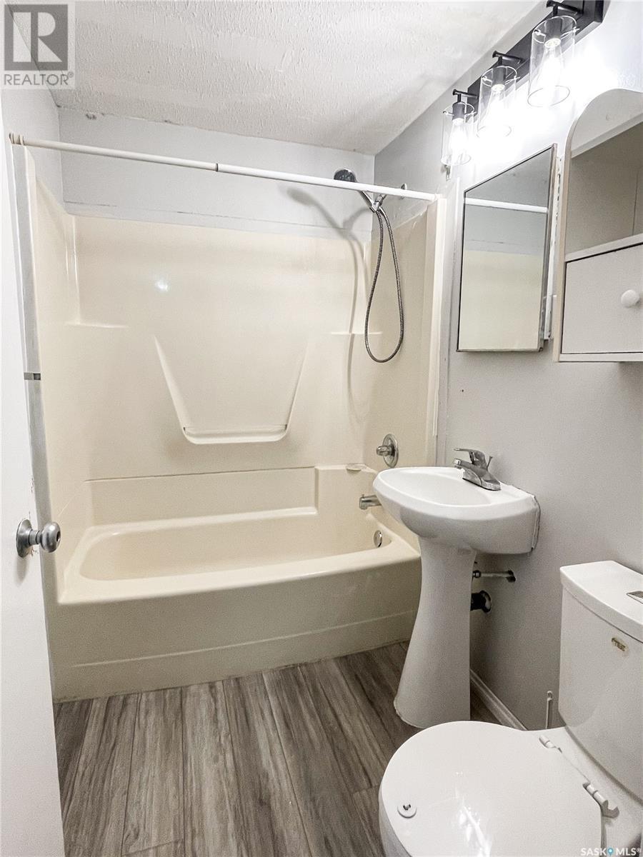 108 Main Street W, Dorintosh, SK - Indoor Photo Showing Bathroom