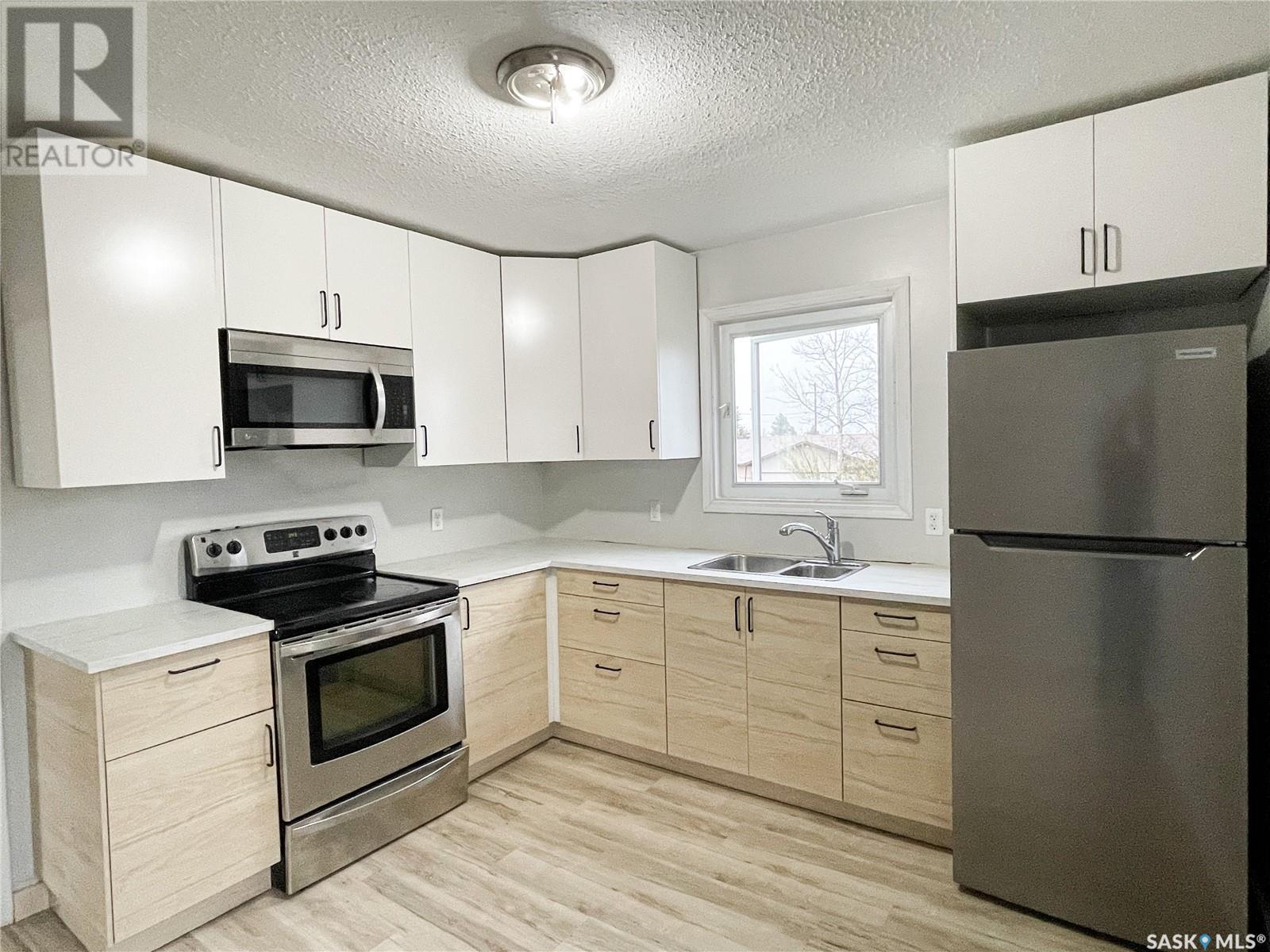 108 Main Street W, Dorintosh, SK - Indoor Photo Showing Kitchen With Double Sink
