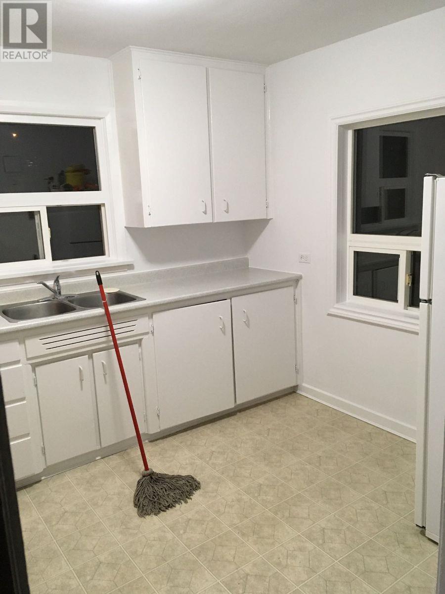 7208 89Th Street, Osoyoos, BC - Indoor Photo Showing Kitchen With Double Sink