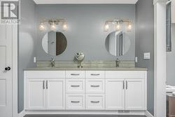 primary bath, dual sinks -