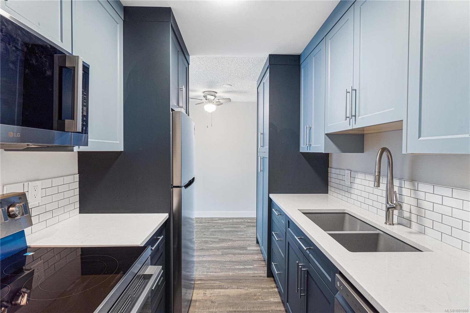 213-2815 Departure Bay Rd, Nanaimo, BC - Indoor Photo Showing Kitchen With Double Sink