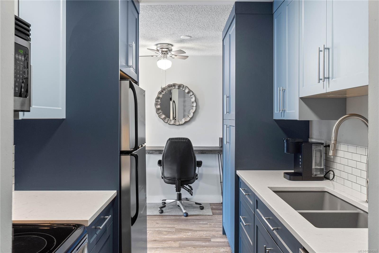 213-2815 Departure Bay Rd, Nanaimo, BC - Indoor Photo Showing Kitchen With Double Sink