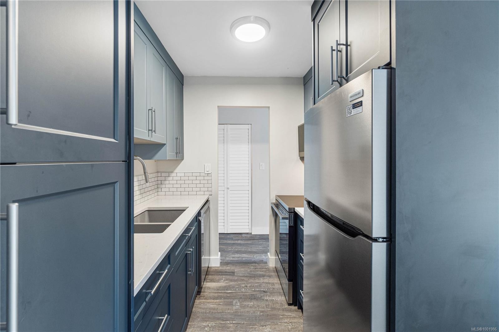 213-2815 Departure Bay Rd, Nanaimo, BC - Indoor Photo Showing Kitchen With Double Sink