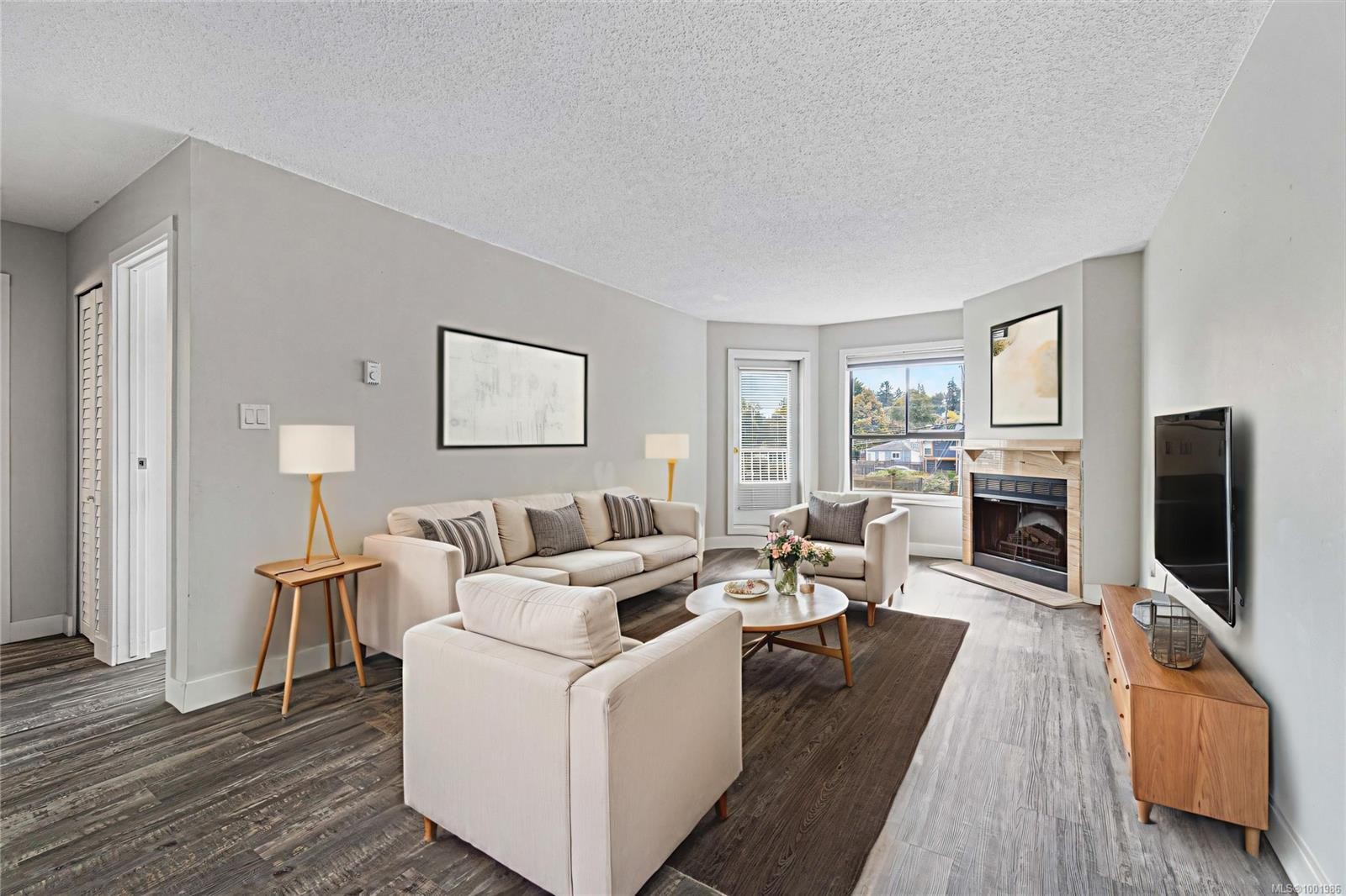 213-2815 Departure Bay Rd, Nanaimo, BC - Indoor Photo Showing Living Room With Fireplace